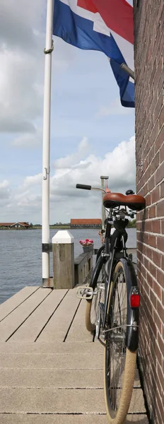 那飘扬的旗帜，荷兰和一辆自行车 — 图库照片