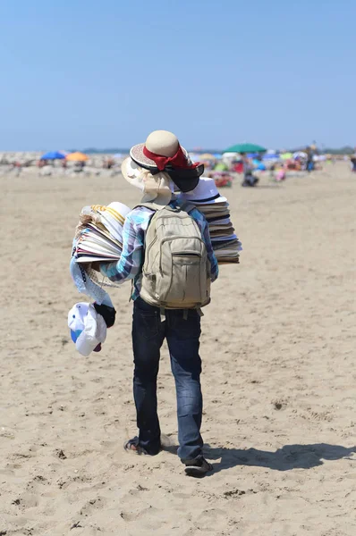 Caminante con muchos sombreros y accesorios de moda paseos —  Fotos de Stock