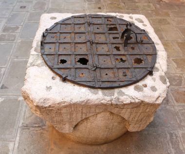 Bir Venedik Meydanı de antik taş