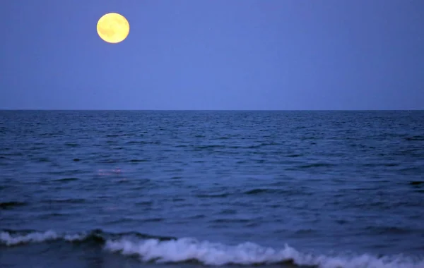 Big red moon on the sea — Stock Photo, Image