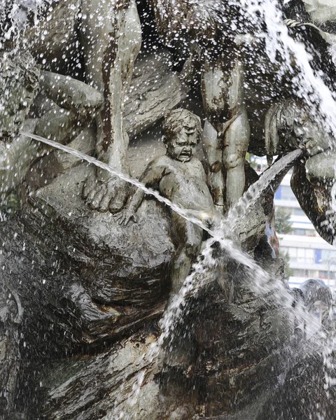 Baby boy статуя плакала в розпал воді Нептуна Fou — стокове фото