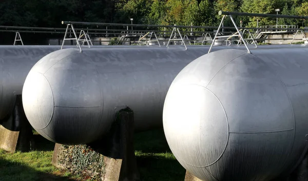 Большие резервуары для хранения метана — стоковое фото