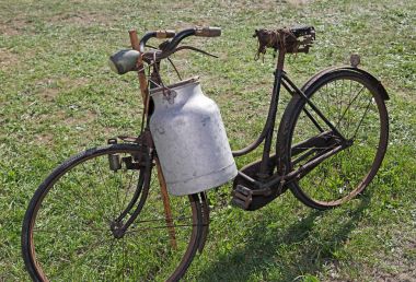 bir sütçü, çok eski Bisiklet