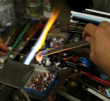 glassworker sıcak alev ile çalışmaktadır