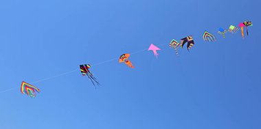 Uçurtma yaz aylarında yüksek gökyüzünde uçmak