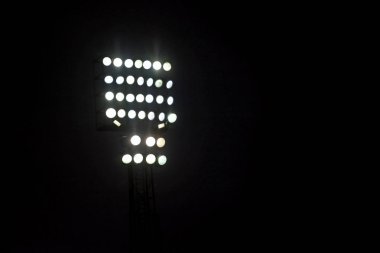 Çok parlak ışıklar bir kulenin