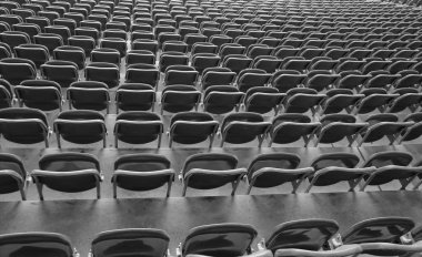 kimse ile stadyum tribünde üzerinde uzanmış koltukları