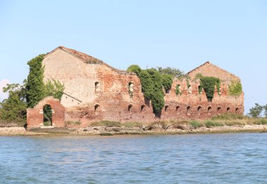Harabe bir tahrip tuğla ev sahil üzerinde
