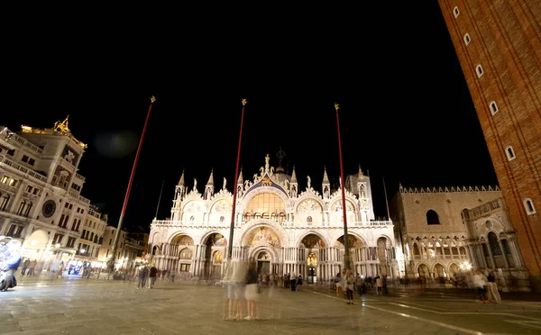 Venetië Italië Saint Mark s basiliek en het Campanile per nacht — Stockfoto