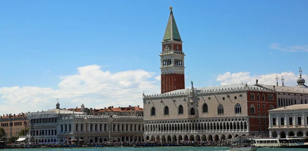 Benátky Itálie Campanile svatého Marka a Vévodského paláce fotografie — Stock fotografie