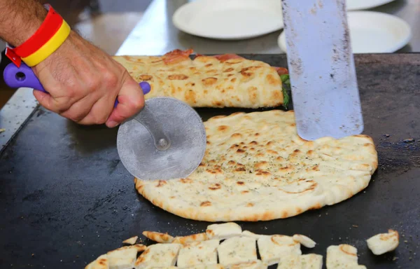 S hand koken terwijl de gekookte plat brood snijden ook genoemd piad — Stockfoto