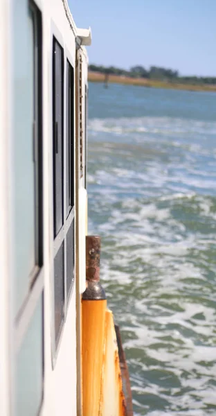 Detalhe do barco de balsa no mar — Fotografia de Stock