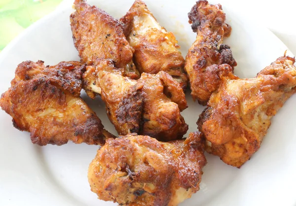 Prato com asas de frango fritas para um almoço — Fotografia de Stock