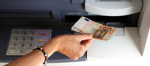 Girl while withdrawing 50 euros banknotes  from an ATM — Stock Photo, Image