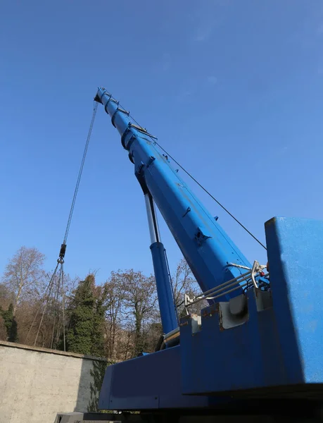 Enorme hydraulische arm van een krachtige kraan — Stockfoto