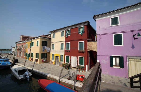 Canal navegável e as casas coloridas da ilha BURANO nea — Fotografia de Stock