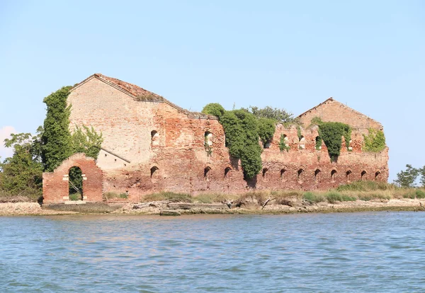 Ruina de una casa de ladrillo destruida en la orilla del mar —  Fotos de Stock