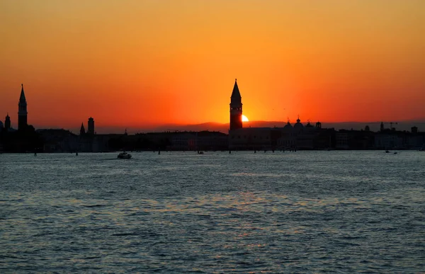 Sun at SUNSET in VENICE in Italy and the Campanile of St. Mark — Stock Photo, Image