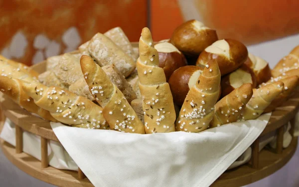 用有机面粉面包店的面包篮子 — 图库照片