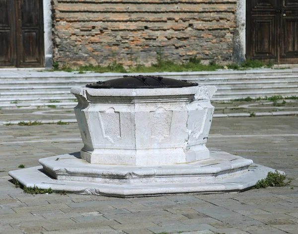 Avrupa şehir meydanında de antik taş