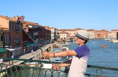 bir selfie smartphone ile gözlük ve şapka şirin çocuk yapar