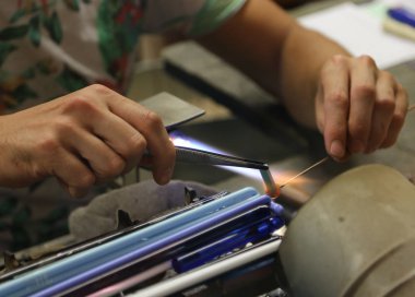 Sıcak alev vetraio sanatçı tarafından kullanılan cam modelleme