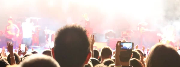 Fanoušci fotit s moderní smartphone během živého koncertu z — Stock fotografie