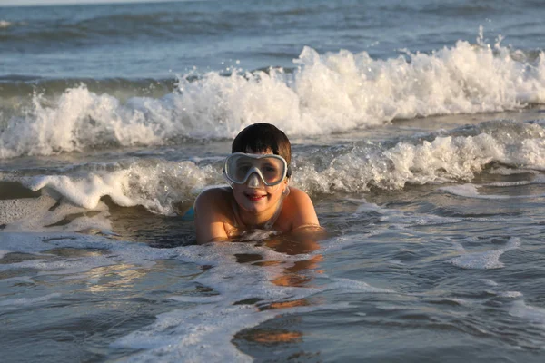 Criança brinca no mar usando uma máscara de mergulho — Fotografia de Stock