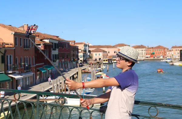 bir selfie smartphone ile gözlük ve şapka şirin çocuk yapar