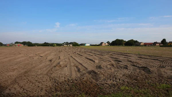 Campo arado com solo seco na planície holandesa — Fotografia de Stock