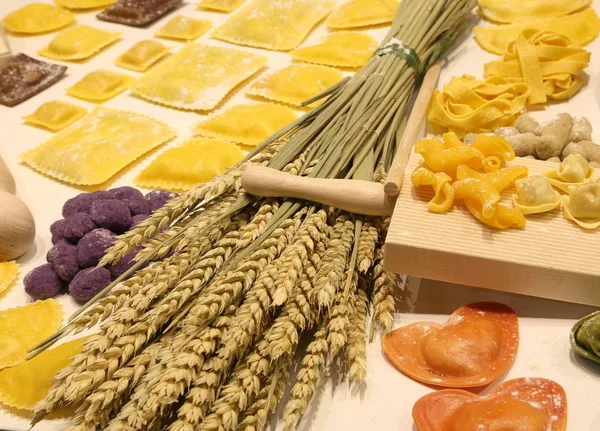 Fresh pasta in an Italian shop and wheat ears — Stock Photo, Image