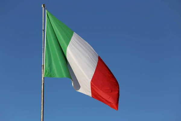 Bandera italiana ondeando alto en el cielo azul —  Fotos de Stock