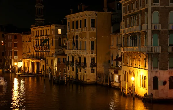 Boliger som reflekteres over den store kanalen VENICE i Italia ved å – stockfoto