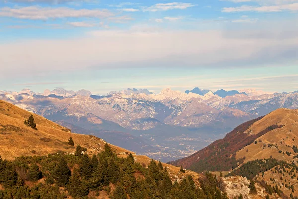 Panorama vanaf de top van de berg Monte Grappa genoemd in Ita — Stockfoto