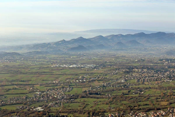 Plain with countries and mountains with a little mist — Stock Photo, Image