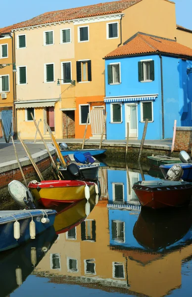 Riflessione nell'acqua del canale navigabile di casa e barche in — Foto Stock
