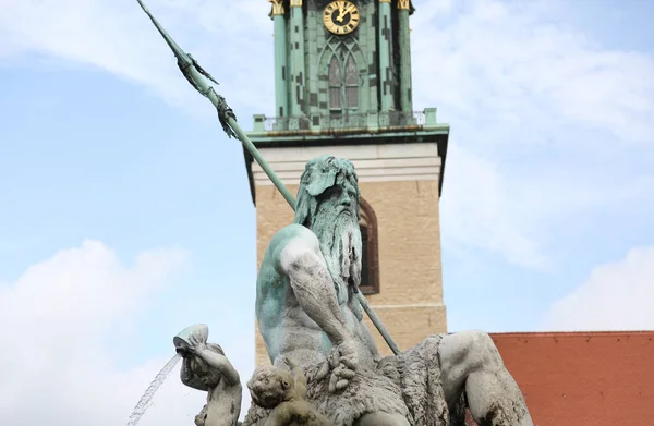 Estatua de Neptuno el dios de la Mari en la gran plaza de Berli — Foto de Stock