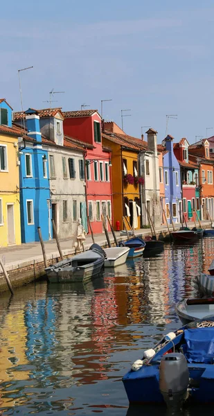 充满活力的色彩缤纷的房子上威尼斯布拉诺岛的 — 图库照片