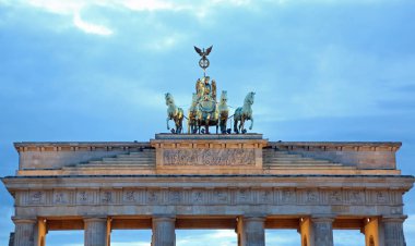 Brandenburg Kapısı Berlin sembolü ile Quadriga dört atı ile