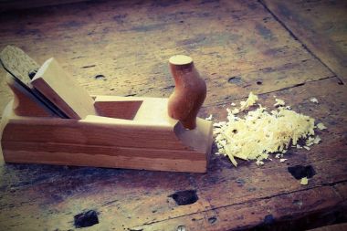 İşlenecek parçanın Yardımcısı ile eski bir plaka ve siyah beyaz etkisi üzerinde