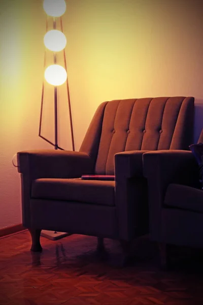 Sessel und Vintage-Lampe im alten Wohnzimmer — Stockfoto