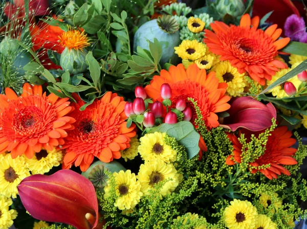 Bouquets of flowers with gerberas for sale in the flower market — Stock Photo, Image
