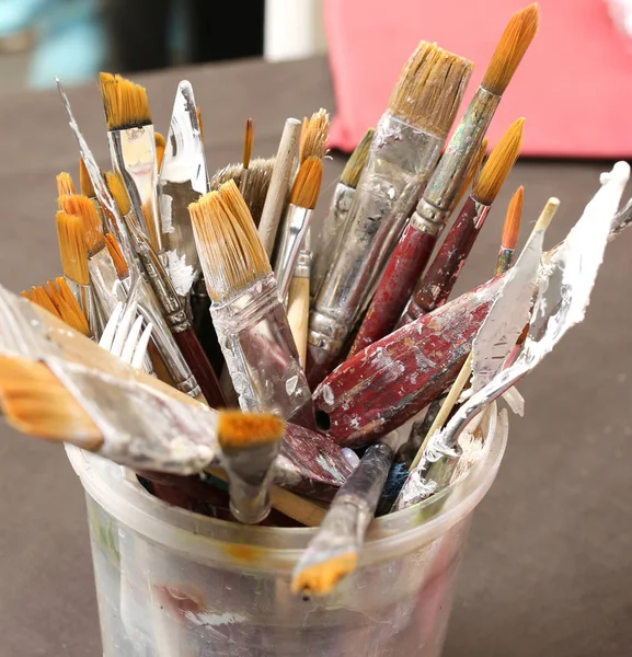 Brushes and tools used by the artist for his work in the art stu — Stock Photo, Image