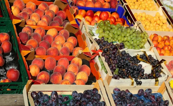 meyve ve sebze pazarında Satılık meyve kutuları