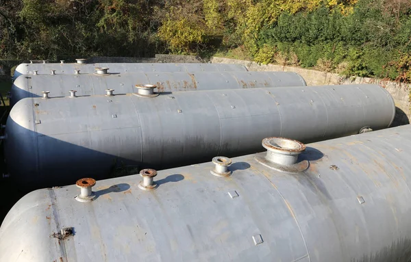 Enormes tanques de almacenamiento de gas en un área industrial . — Foto de Stock