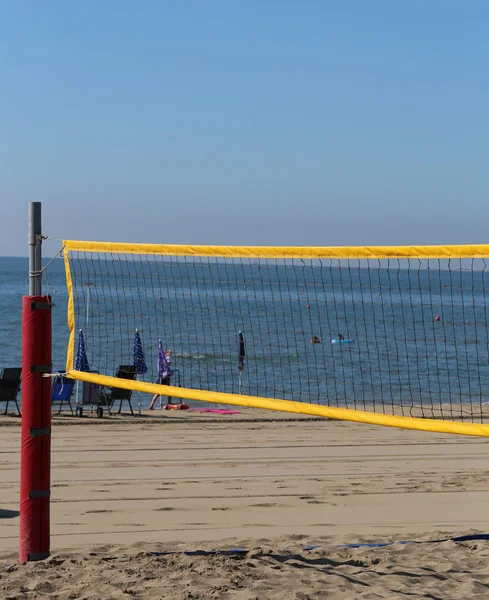 Net voor het spelen van beachvolleybal tijdens zomervakantie aan zee — Stockfoto