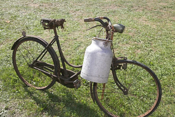 Oude fiets met aluminium melk bin te voeren melk — Stockfoto