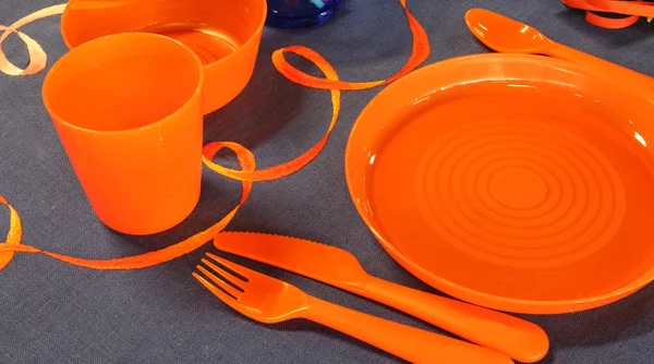 Pratos de laranja na mesa preparada para celebrar um aniversário — Fotografia de Stock