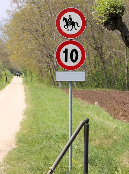 Voetgangerszone met geen toegang tot paarden — Stockfoto