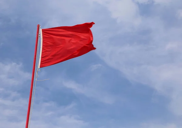 Bandiera rossa sventolante che indica uno stato di pericolo — Foto Stock